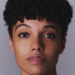Maisie Richardson-Sellers 飾演 Billie