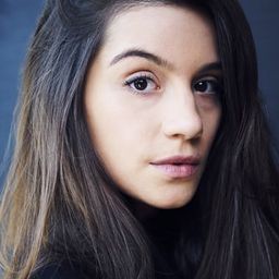 Olivia Popica 飾演 Vanya