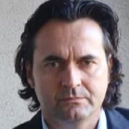 Hans Uder 飾演 Armaddan