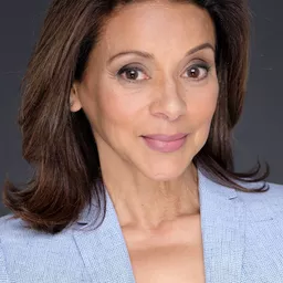 Jacqueline Torres - 亞歷山大衰到家：公路旅行演員 飾演Mayor Menéndez