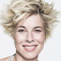 Réka Pelsöczy 飾演 Masni