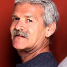 Gigi Sammarchi 飾演 comandante Pacini