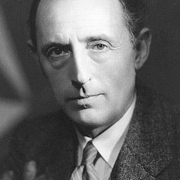 Frank Reicher 飾演 Dr. Esterhazy