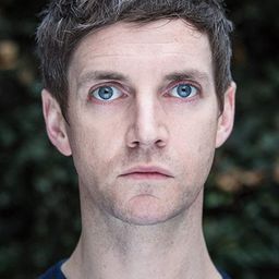 Emmet Kirwan 飾演 Debo