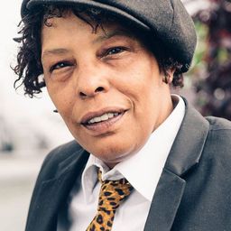 Marla Glen 飾演 The singer