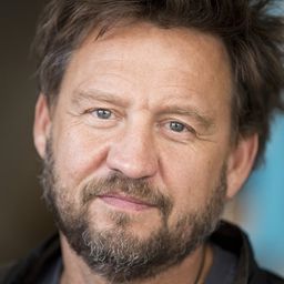 Nicky Marbot - 飢餓的一代演員 飾演Gérant Pub