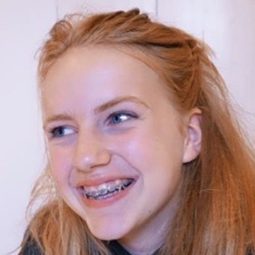 Lizzy van Vleuten 飾演 Girl at fish stall