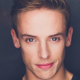 Edmund Donovan 飾演 Eddie