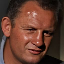 Maurice Bush 飾演 Monster