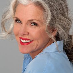 Hilary Momberger 飾演 Sally Brown (voice)