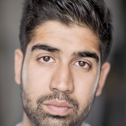 Maanuv Thiara - 一個人的朝聖演員 飾演Mick the Blogger