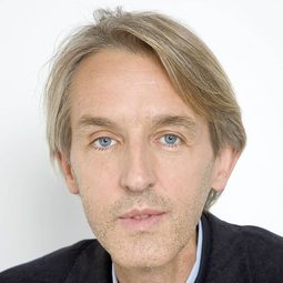 Andreas Schmidt 飾演 Benno