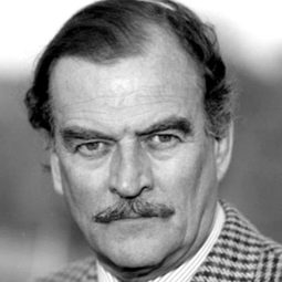 Moray Watson 飾演 Sir Robert Muir