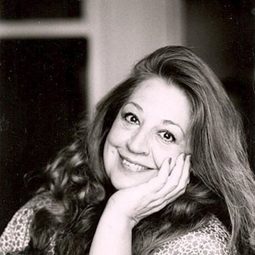 Ofelia Angélica - The Lame Pigeon演員 飾演Ester