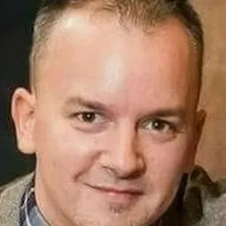 羅伯特·奧利維里 飾演 Ryan