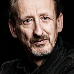 Gilbert von Sohlern 飾演 Bahnbediensteter im Speisewagon