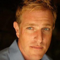 Scott Atkinson - 寵物男孩演員 飾演Producer Michael