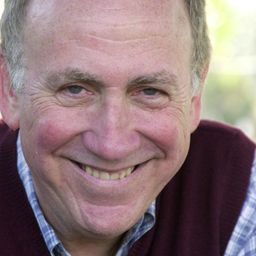 Paul Keith 飾演 Lawrence Hutchinson