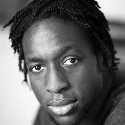 Theo Ogundipe 飾演 Duke of Burgundy / Herald