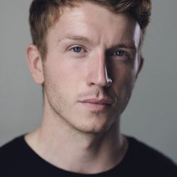 Tom Varey 飾演 Trevor