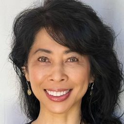 Loung Ung - 他們先殺了我父親：柬埔寨女孩的回憶編劇