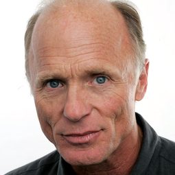 艾迪夏里斯 飾演 James Tyrone