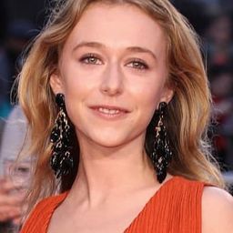 India Ennenga 飾演 Emily King