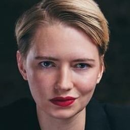 Zoë Valks 飾演 Jean