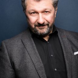 Aykut Kayacık 飾演 Freund