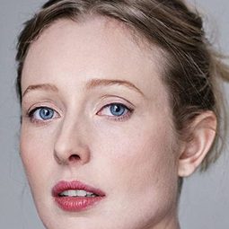 Alice Orr-Ewing 飾演 Diana King