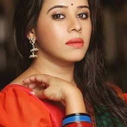 Anita Date 飾演 Mynah