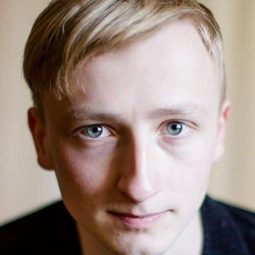 Brian Völkner - 永別了，柏林演員 飾演Kollege Fischer