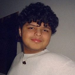 Sindhyar Baloch 飾演 Robust Teen