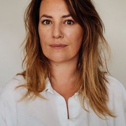 Emilie De Roo 飾演 Nathalie