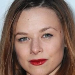 Joy Lauren 飾演 Shelley