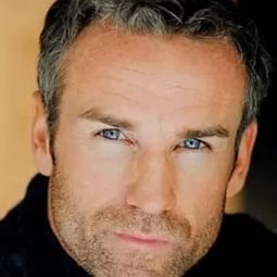 Con Schell - 醉餓遊戲演員 飾演Bearded Wizard