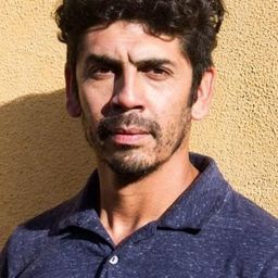 Claudio Troncoso 飾演 Aukan