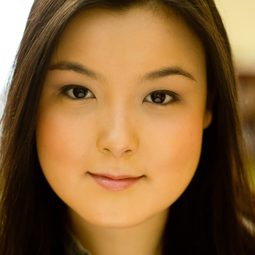 Olivia Oguma - 變裝姊妹花演員 飾演Kelly