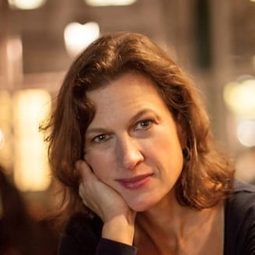 Nancy Bishop 飾演 Polly