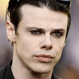 YUNGBLUD 飾演 Self