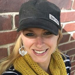 Leah Zabari 飾演 Polly Mouseling (voice)