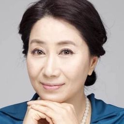 宋玉淑 飾演 Choi Jung-min's mother