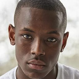 麥可·沃德 飾演 Stephen