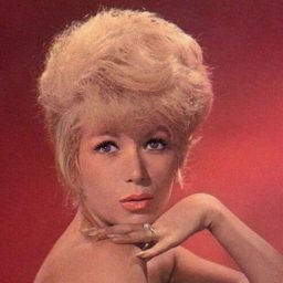 Rita Cadillac 飾演 Monique