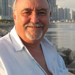 Julián Pastor 飾演 Lugones