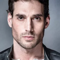 喬瑟夫·坎納塔 飾演 Clive