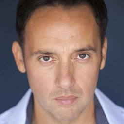 Seth Michaels 飾演 Souvenir Stand Owner