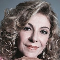 Marília Pêra 飾演 Perpétua Esteves Batista