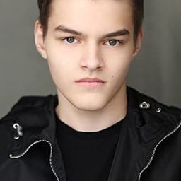 Aiden Finn 飾演 Eggers