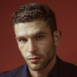 亞洛華盧斯 飾演 Nathan